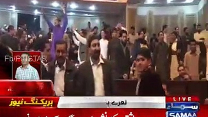 PMLN MPA Ko Imran Khan Par Tanqeed Mehangi Parr Gai - PMLN Convention Main Go Nawaz GO Ke Naaray