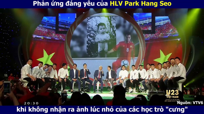 Phản ứng đáng yêu của HLV Park Hang Seo khi không nhận ra ảnh lúc nhỏ của các học trò "cưng"