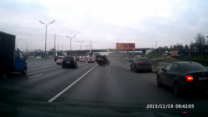 Cet automobiliste fonce dans une voiture arretée sur le bord de la route... Inexplicable