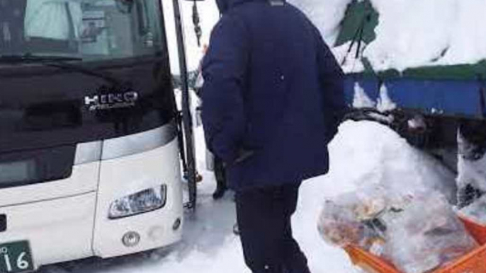 Stranded Bus Passengers Rescued After Three Days Trapped by Snow in Fukui Prefecture