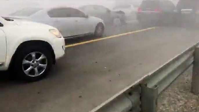 Carambolage géant de voitures de luxe à Abu Dhabi sur une autoroute prise dans le brouillard !