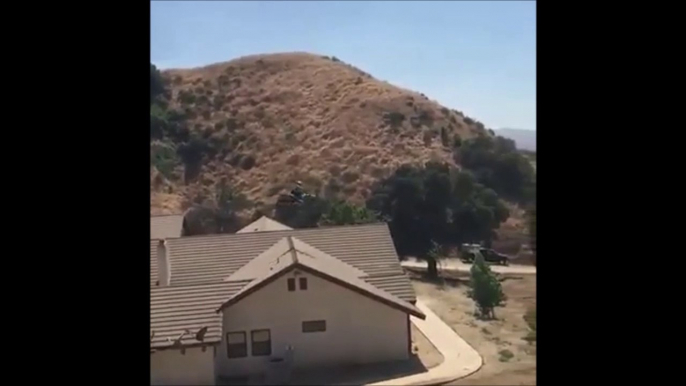 Il tente un énorme à moto au dessus dune maison et frôle le drame