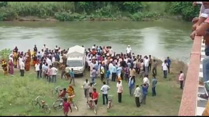 देवरिया: नदी किनारे मिली युवक की लाश II Dead body found on river bank in Deoria , Uttar Pradesh