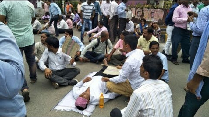 सड़क पर उतरे शिक्षामित्र, जमकर किया प्रदर्शन II Shikmitra on protest in Uttar Pradesh