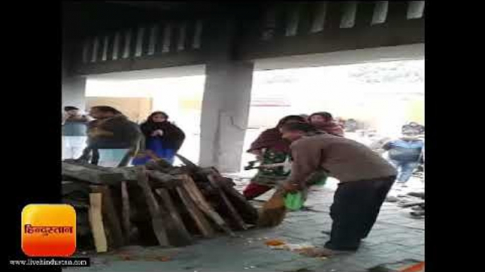 बेटी ने निभाया बेटे का फर्ज, पिता को दी मुखाग्नि II Daughter funeral his fatherin Moradabad