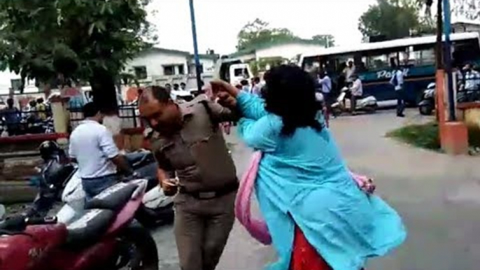 यूपी की महिला जज ने पुलिसकर्मी को जड़े थप्पड़ II Lady judge slapped policeman