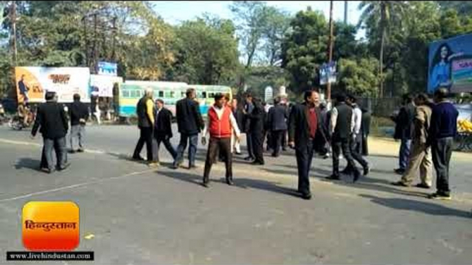 अलीगढ़ में वकीलों का प्रदर्शन, सड़क पर लगाया जाम, तीसरे दिन भी हड़ताल जारी