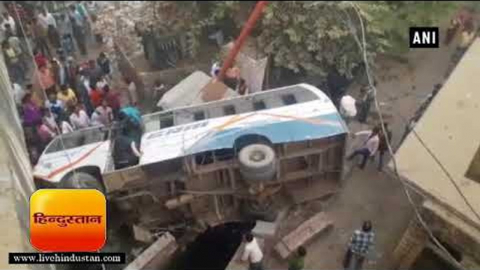 हरदोई में रेलवे ओवरब्रिज से नीचे गिरी बस II Bus falls off flyover in Hardoi