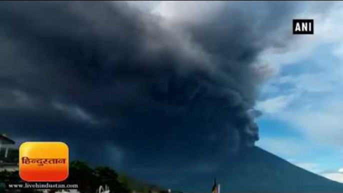 इंडोनेशिया पर आफत  बाली ज्वालामुखी पर जारी हुआ 'रेड अलर्ट' II Indonesia raises Bali volcano