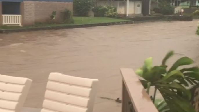 Heavy Rain Causes Flash Floods in Hawaii