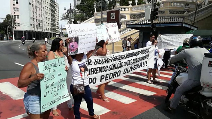 Familiares e amigos protestam em avenida de Vitória