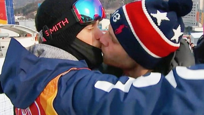 Le premier baiser homosexuel de l'histoire des Jeux Olympiques devient viral sur les réseaux sociaux et déclenche des ce