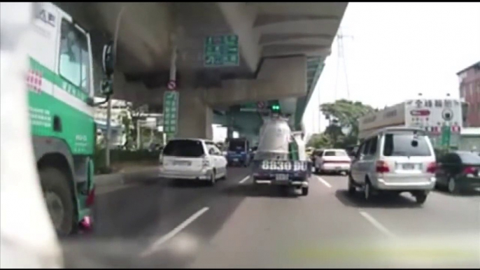 VIDEO: Un infirme se fait renverser et tuer par un camion en pleine rue.