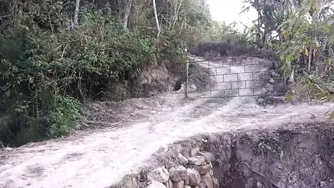 Un motard évite une barrière