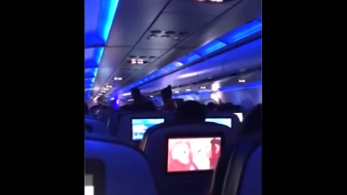 Quand un passager s'en prend au personnel d'un avion en plein vol !! JetBlue