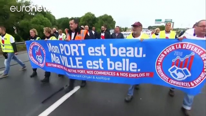 Locals disrupt Calais traffic in call for demolition of "jungle" migrant camp