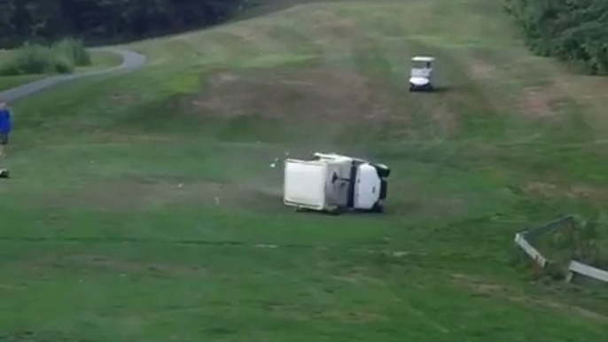 Course de voiturettes de golf : ils s'explosent sur le green !