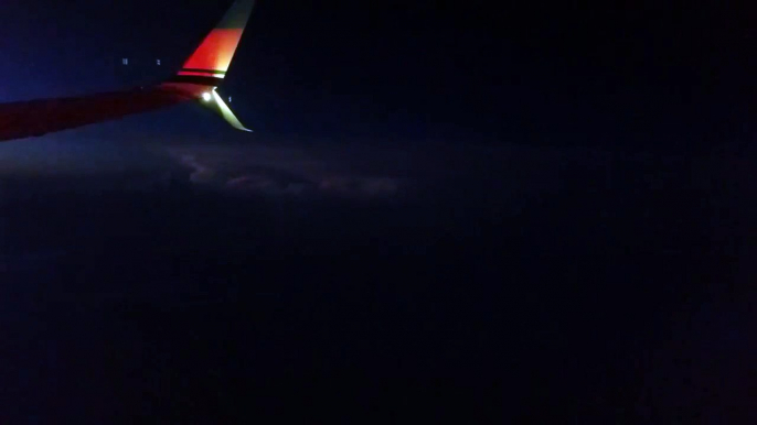 Un orage par un passager depuis le hublot de l'avion... Magnifique