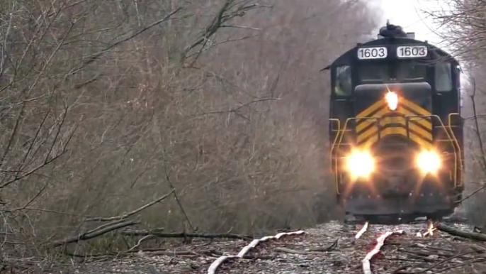 Ce train avance sur des rails complètement tordues... Dingue