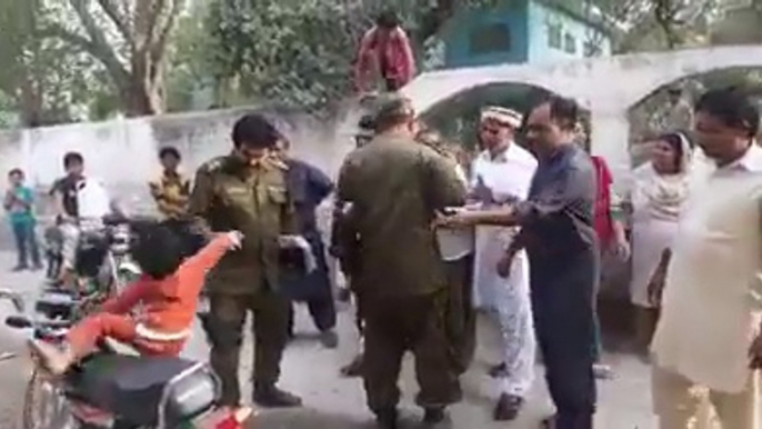 Sialkot .. Police Inspector How did the innocent child raise up the bike   / سیالکوٹ۔۔ تھانہ صدر کے سب انسپکٹر پولیس    کی پولیس گردی  معصوم بچی کو کس طرح اٹھا کر بائیک سے نیچے پھینکا شیئر کریں تاکہ ارباب اختیار تک یہ ویڈیوپہنچ سکے