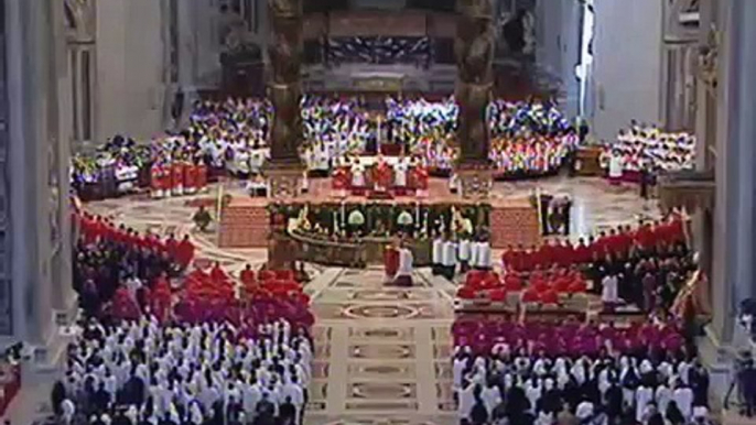 The pope gives palliums to 38 new archbishops