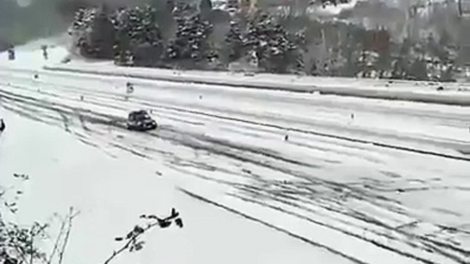 Alors qu'ils galèrent tous dans la neige, une vieille 4L débarque et les double sans soucis!