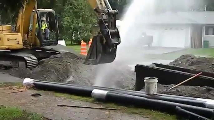 Cet ouvrier détruit un tuyau d'eau en creusant dans le jardin !