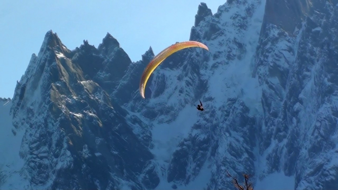 Parapente d’automne à Chamonix. (Autumn paragliding in Chamonix).