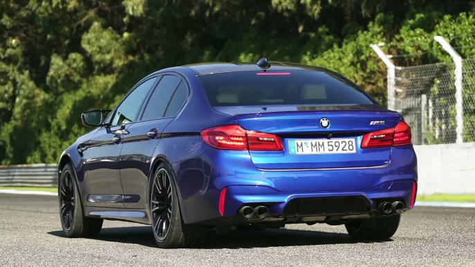 New BMW M5 vs Mercedes-AMG E63 S - DRAG RACE, ROLLING RACE & BRAKE TEST