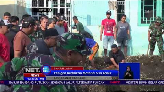 Petugas Bersihkan Material Sisa Banjir Bandang Cianjur - NET12