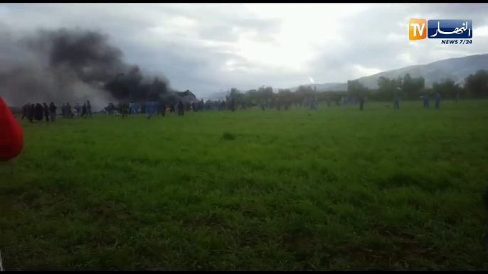 Algérie: Un avion militaire avec une centaine de personnes à bord s'écrase peu après son décollage