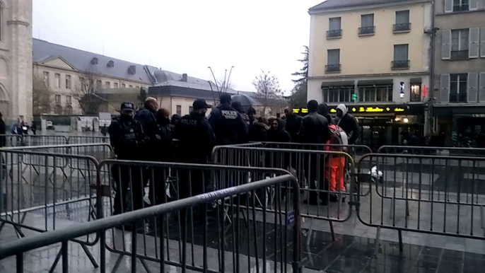 Filtrage à l'entrée du conseil municipal de Saint-Denis, le 29 mars 2018