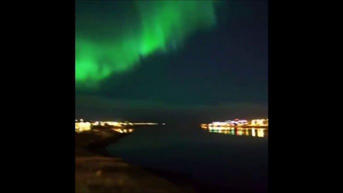 Cette aurore boréale au dessus d'une ville illuminée : juste MAGNIFIQUE