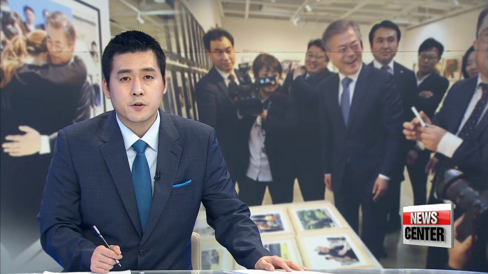 President Moon visits exhibition of award-winning journalist photos