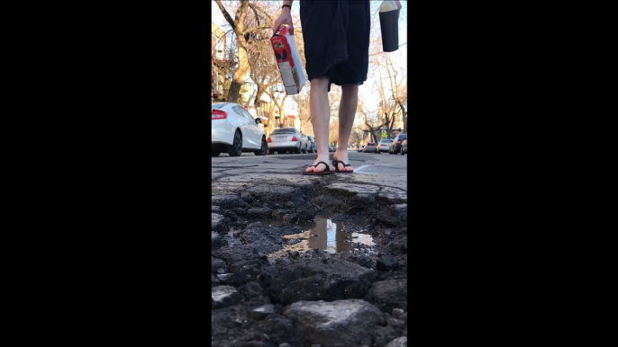 Cet habitant de Montréal mange ses céréales dans un nid de poule  pour protester  contre l'état qui ne fait rien pour l'état des routes