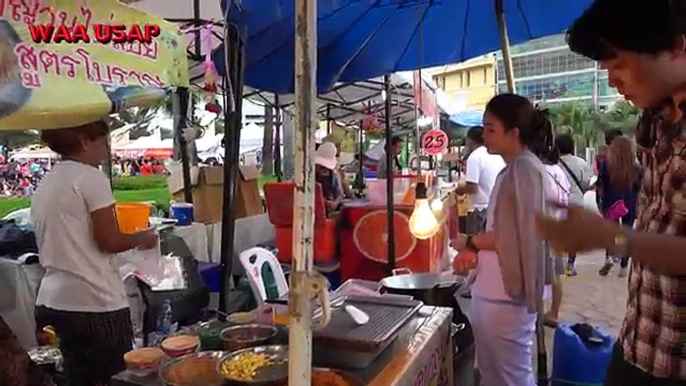 Vietnamese Crepe Banh xeo (Bánh xèo) How its made in Thailand Street Food
