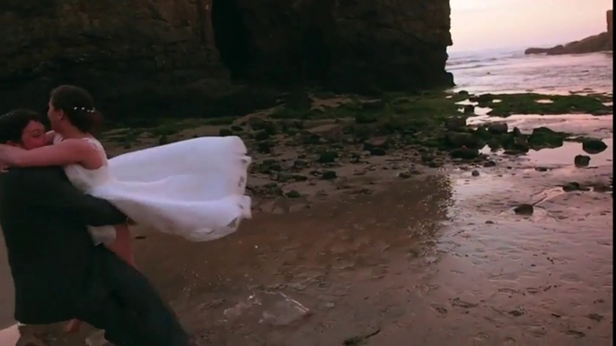 Photo de mariage : ils glissent sur un rocher sur la plage !