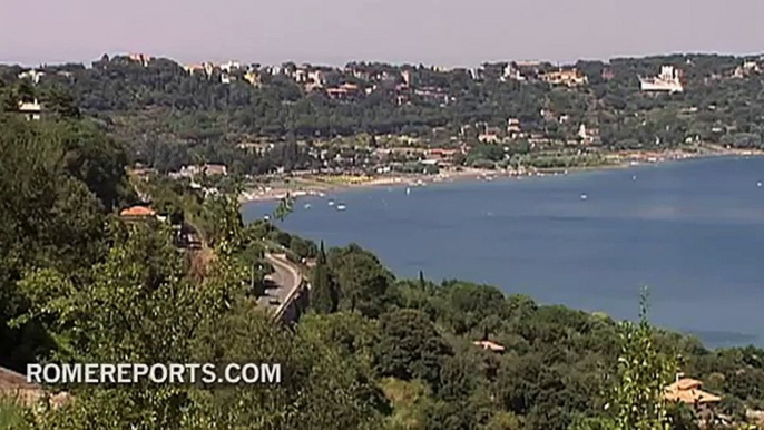 Otra imagen para la historia: El papa Francisco y Benedicto XVI en Castel Gandolfo