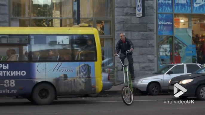 Embouteillages : ce vélo roule au-dessus des voitures !