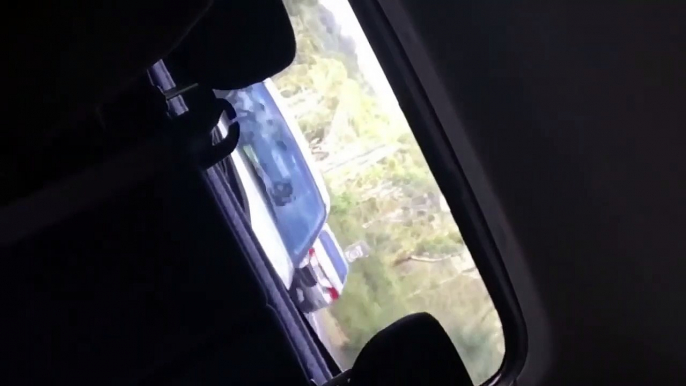 Elle s'amuse à gêner un conducteur qui va se venger