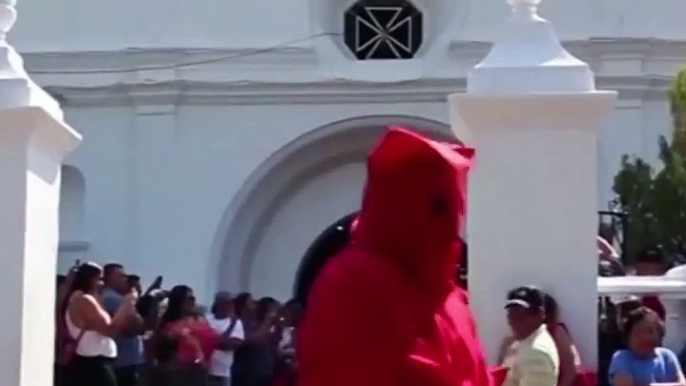 萨尔瓦多的复活节传统——红衣“恶魔”鞭打众人