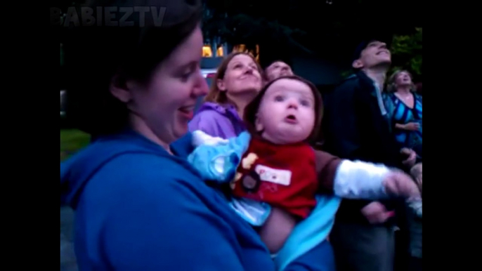 Bébés drôles et bambins effrayés par des feux d'artifice