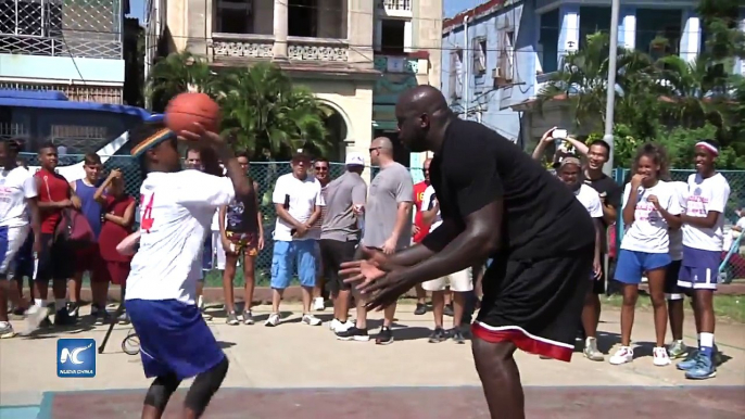 Shaquille O’Neal enseña baloncesto a jóvenes en Cuba