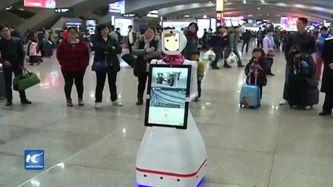 Robot presta servicios en estación de trenes