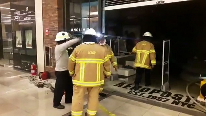 #AEstaHora Bomberos inspeccionan un local que se incendió en Multiplaza. Incendio sofocado