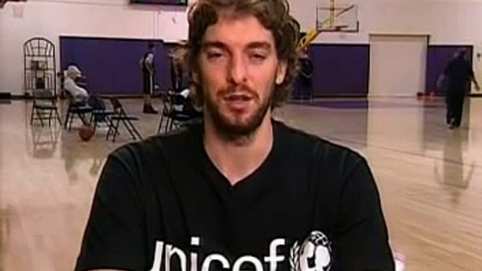 Pau Gasol apoya la campaña de supervivencia 2008 de UNICEF Comite Español