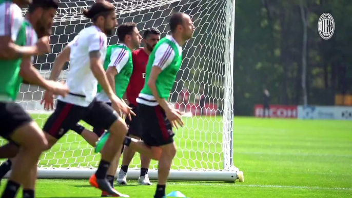 The boys in action at Milanello ready to bounce back ⚫⏳ T-minus 3 days to #BolognaMilan ⏳Uniti per tornare alla vittoria ⚫⏳ -3 giorni alla sfida di Bol