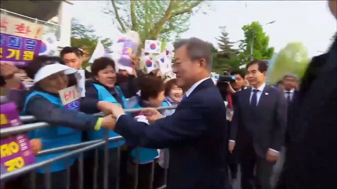 WATCH: South Korean President Moon Jae-in sets off for historic talks with North Korean leader Kim Jong Un at the Demilitarised Zone. (Video: APTN)