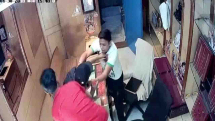 Robbery attempt foiled by a jewellery shop owner,Caught on cam | Oneindia News