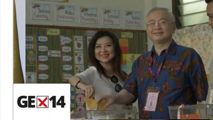 Dr Wee casts his vote in Ayer Hitam